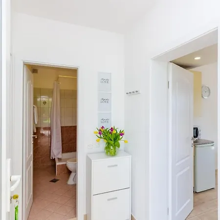 Color - Comfort One Bedroom With Terrace And Partial Sea... Apartman