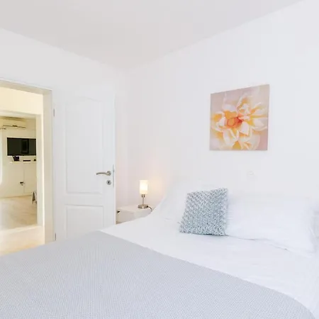 Apartman Color - Comfort One Bedroom With Terrace And Partial Sea...